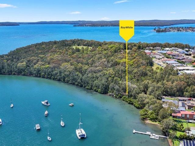 Rare Absolute Waterfront Offering 1094sqm Blank Canvas