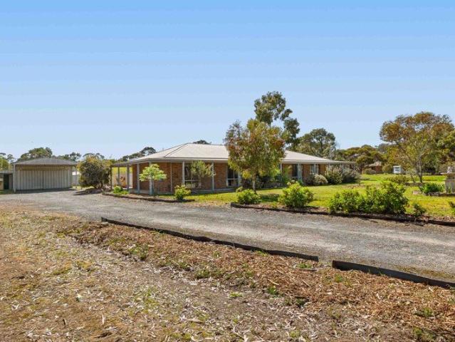 Rare Acreage Living Minutes from the Heart of Stawell!