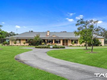 Rare and desirable 7.5 Acre Estate