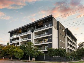 Rare and luxurious three bedroom apartment, close to everything