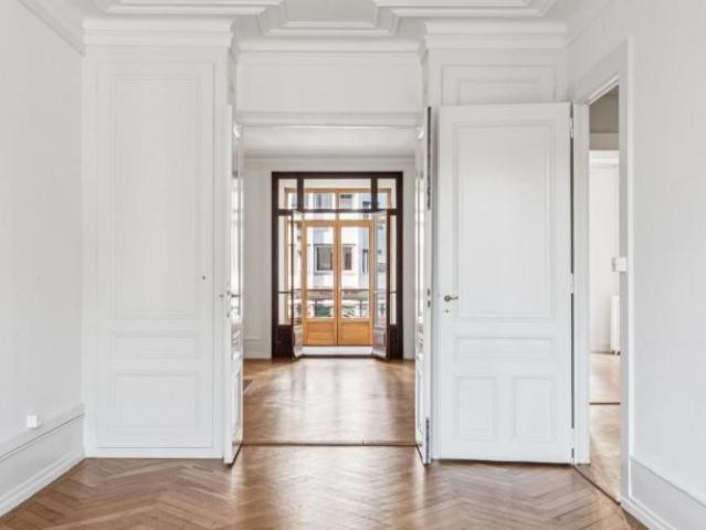 RARE ! Appartement de 5 pièces d'environ 128 m² au 2ème étage ? Eaux V