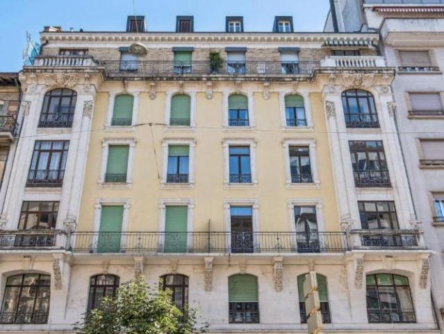 RARE ! Appartement de 5 pièces d'environ 128 m² au 2ème étage ? Eaux Vives