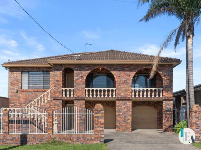 RARE BEACHSIDE DUAL LIVING RESIDENCE 500M TO WARILLA BEACH