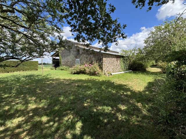 RARE, BELLE GRANGE EN PIERRES A AMENAGER SUR UN TERRAIN DE 1 194 M2