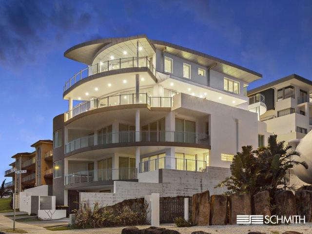 RARE BOUTIQUE PENTHOUSE WITH SPECTACULAR PANORAMIC VIEWS ONTOP ICONIC HEADLAND