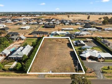 Rare Cahills Road Opportunity !