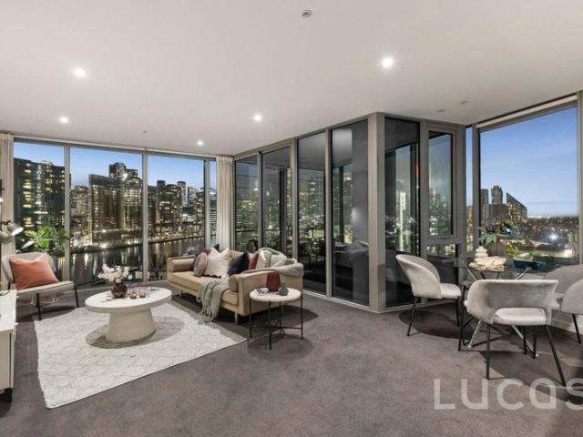 RARE CORNER RESIDENCE WITH SPECTACULAR HARBOUR & CITY VIEWS