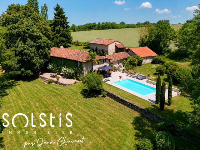 RARE Corps de ferme de 257 m2 au cœur d’un parc de 5875 m2 257m² Montrond Les Bains
