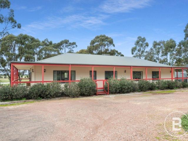 RARE COUNTRY LIFESTYLE OPPORTUNITY ON ACERAGE