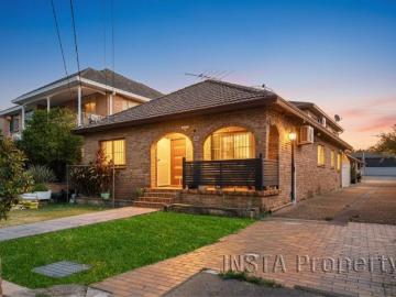 Park side, Two Homes on One & Potential rental return of $1,800/week
