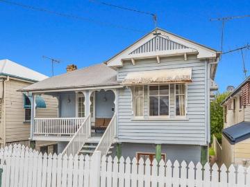 Rare Dual Living Opportunity in Tightly Held Pocket