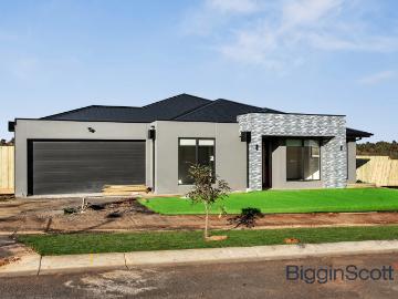 Rare Dual Living Opportunity 6 Bedroom Family Residence with two Kitchens!