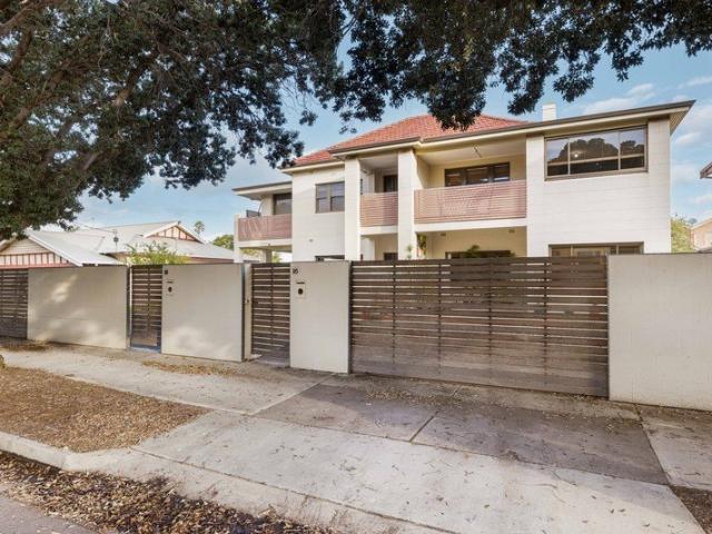 Rare Dual Residence with Expansive 1218sqm Coastal Holding.