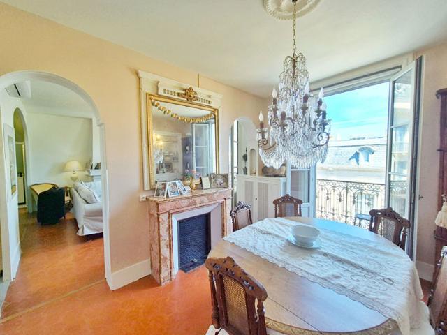 Rare duplex en dernier étage, 125 m², 4 chambres, ascenseur, balcons français, éléments d'origine