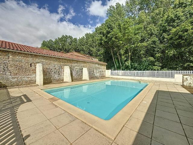 Rare et unique: Ancien moulin de caractère niché dans une f