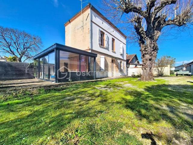 Rare en centre ville – Maison de caractère sur 2 683 m² de terrain avec piscine hors sol