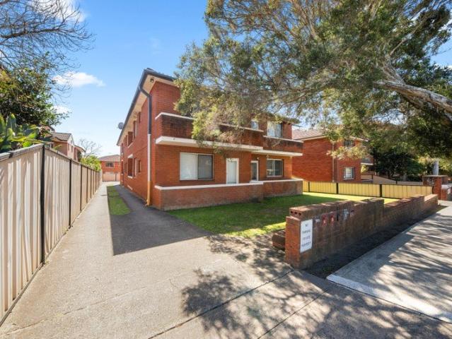 Rare Entire Block of 6 Apartments Offered in One Line