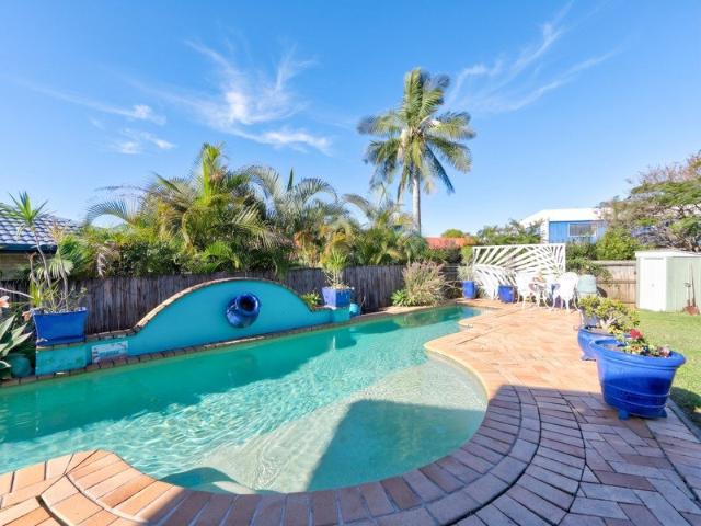 RARE FIND A SUPER CENTRAL 3 BED DUPLEX WITH A POOL AND ONLY MINUTES TO THE BURLEIGH HEADS NO BODY CORP FEES