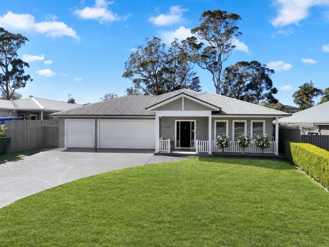RARE FIND IN THE HEART OF CALLALA BAY