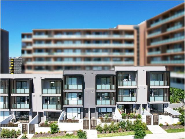 RARE FIND TOWNHOUSE WITH ALL LEVEL CONCRETE STRUCTURE, LUXURY INCLUSIONS, DUAL ENTRY, AND JUST A 400M WALK TO THE STATION,BOOK YOUR INSPECTION TODAY!