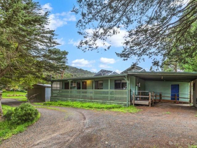 RARE FLAT 1,320M² LIFESTYLE PROPERTY AT THE GATEWAY TO THE DANDENONG RANGES!