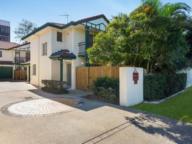 Rare Flood Free Standalone Home, Walk to Cafés, Rail & Schools