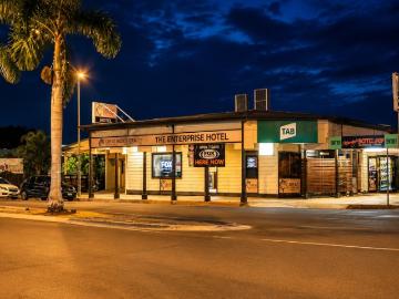 Rare Freehold Hotel Motel with 20 Room Accommodation + 25 Approved Gaming Machines, Drive Through Bottle Shop & Multiple Income Streams
