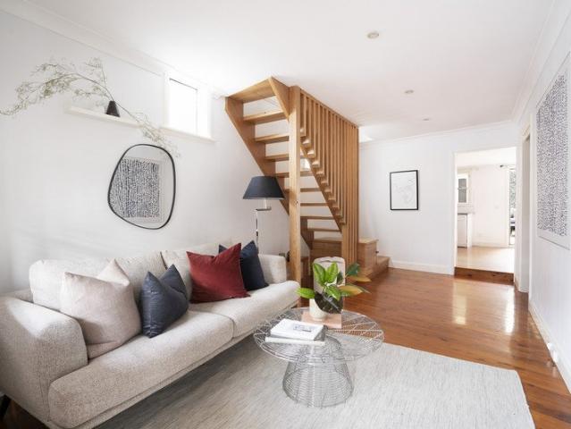Rare freestanding laneway cottage / steps to Oxford St