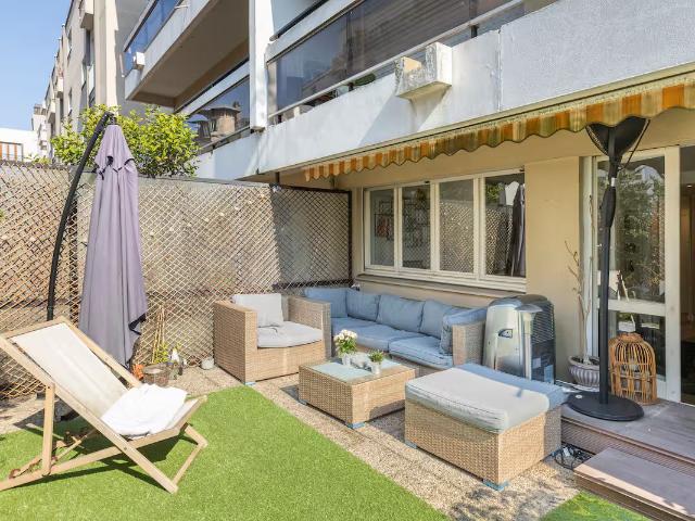 Rare gem Renovated apartment, sunny terrace & separate bedroom with elevator, quiet street, a stone's throw from the metro