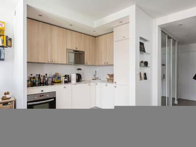 Rare gem Renovated apartment, sunny terrace & separate bedroom with elevator, quiet street, a stone's throw from the metro, Paris Amsterdam Apartments for Rent
