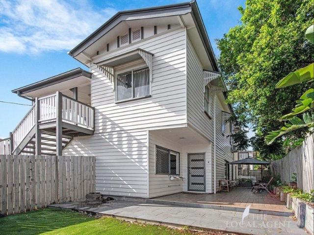 RARE GROUND FLOOR 3 BEDROOM TOWNHOUSE!