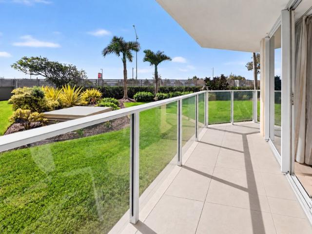 FIRST TIME OFFERED IN 30+ YEARS 144M² N E CORNER DIRECTLY ACROSS FROM THE BEACH