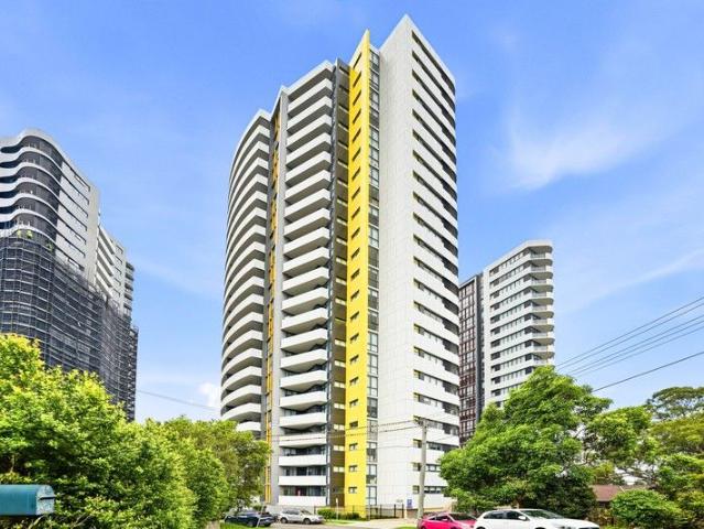 RARE GROUND FLOOR GEM WITH PRIVATE BACKYARD