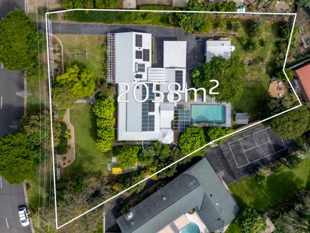 RARE HALF ACRE 2,058m2 LIFESTYLE RETREAT WITH DUAL LIVING … HIGHLY SOUGHT, CENTRAL & CONVENIENT LOCATION !