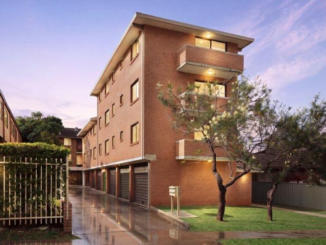 RARE INVESTMENT OPPORTUNITY ENTIRE BLOCK OF 5 APARTMENTS