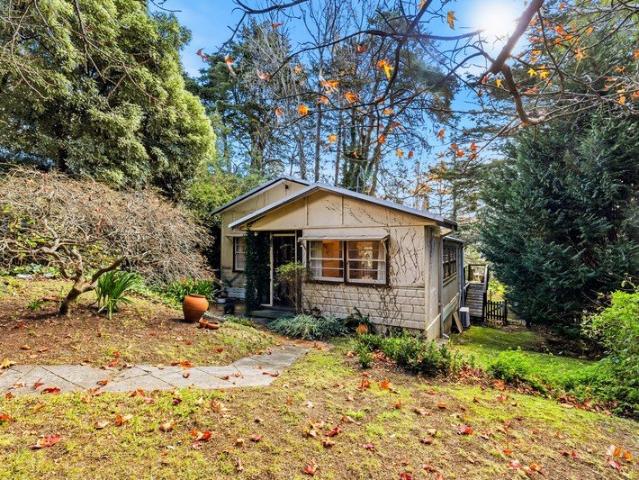 Rare Leura Offering on Over a Quarter Acre