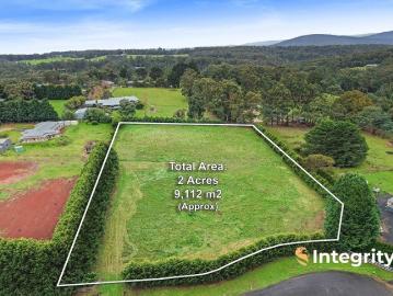 Rare Lifestyle Acreage in a Prestigious Rural Setting