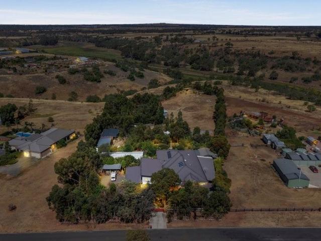 Rare Lifestyle Opportunity on 3.46 Acres in Hopetoun Park