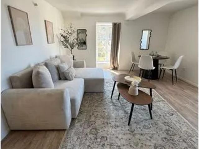 Rare logement meublé hypercentre proche gare. Parking et jardin privé