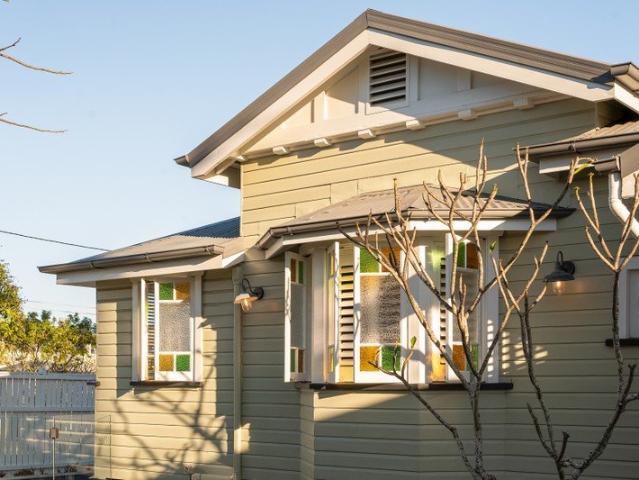 RARE LOW SET ASHGROVIAN QUEENSLANDER IN ELEVATED SANDGATE POCKET!