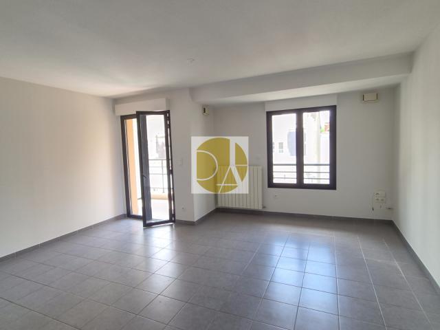 RARE: PAU CENTRE VILLE IMMEUBLE RECENT 68 M2 AVEC TERRASSE, CAVE et PARKING SECURISE ACCES PMR