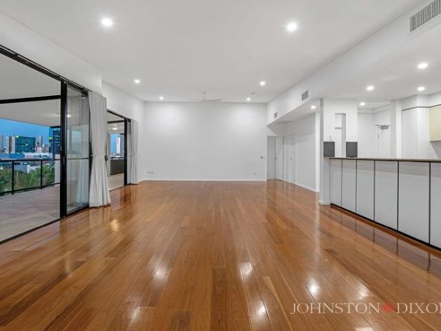 Rare Penthouse Entertainer