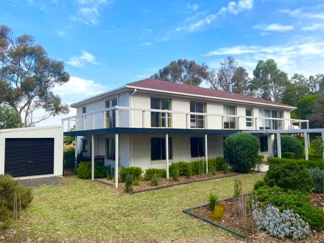 Solid Brick | 5 acres | 3 mins Smiths Beach | 4 mins Cowes Central
