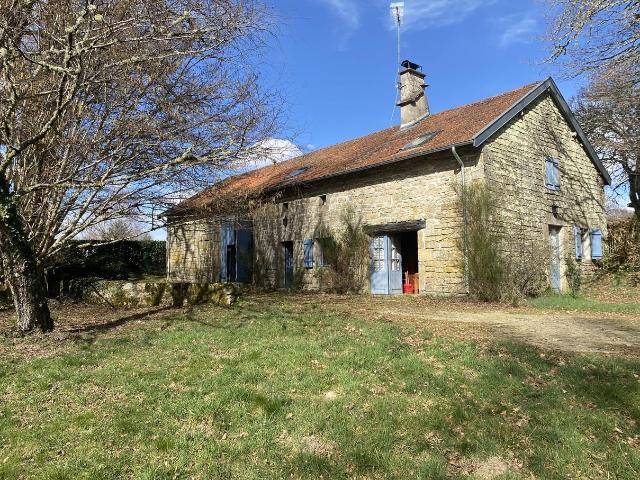 Rare ! Propriété en pierre divisée en deux gite à 500 m du l. 110m² Peyrat le Château