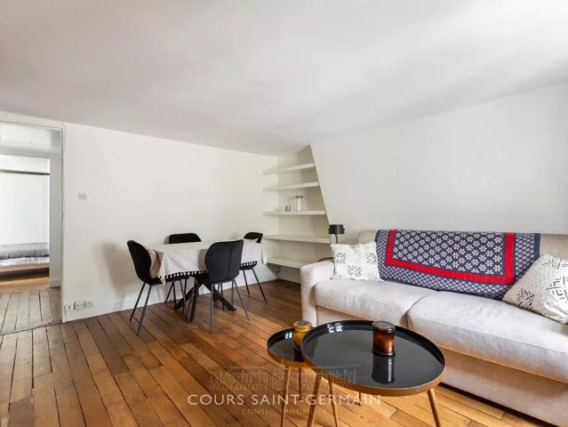 RARE — Rue de Buci, 6ème arrondissement — Dernier étage avec vue sur les toits et combles aménageables