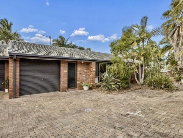 Rare Robina Duplex with Huge Yard & Renovated Kitchen