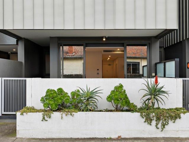 Rare street frontage apartment in between Methven Park and Fleming Park