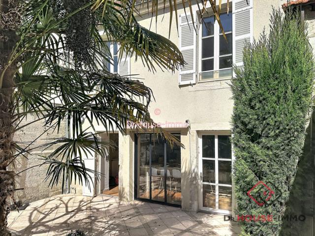 Rare sur le secteur: maison de ville située en plein cœur de Périgueux, bénéficiant d'un extérieur sans vis à vis