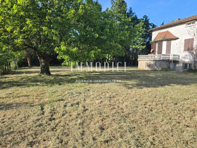 Rare sur le secteur Grande maison de caractère à rénover avec terrain piscinable