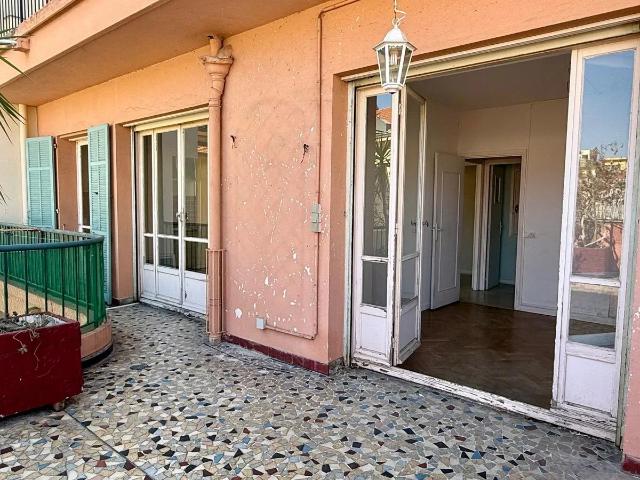 Rare sur le secteur ! T2 avec grande terrasse, à rénover